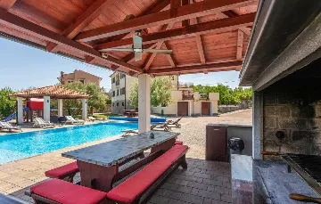 Villa with Heated Pool & Jacuzzi in Sveti Vid Dobrinjski