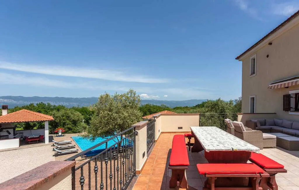 Villa with Heated Pool & Jacuzzi in Sveti Vid Dobrinjski