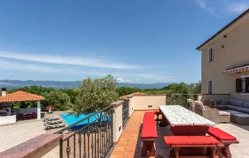 Villa with Heated Pool & Jacuzzi in Sveti Vid Dobrinjski