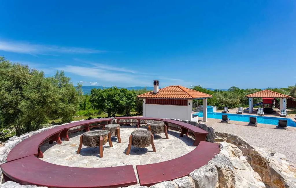 Villa with Heated Pool & Jacuzzi in Sveti Vid Dobrinjski