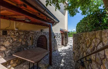 Villa with Heated Pool & Jacuzzi in Sveti Vid Dobrinjski