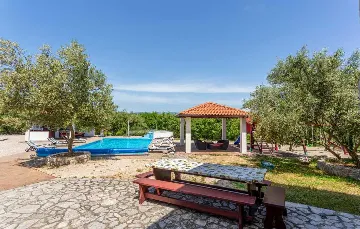 Villa with Heated Pool & Jacuzzi in Sveti Vid Dobrinjski