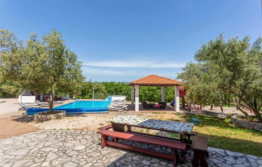 Villa with Heated Pool & Jacuzzi in Sveti Vid Dobrinjski