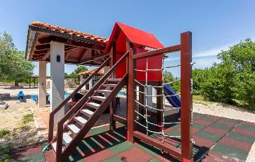 Villa with Heated Pool & Jacuzzi in Sveti Vid Dobrinjski