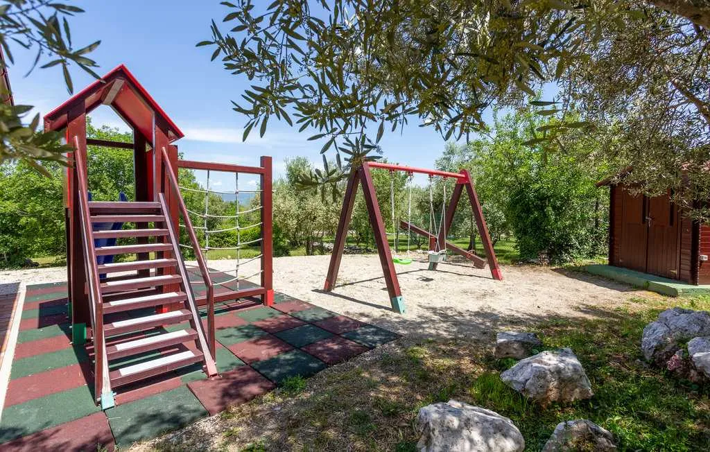Villa with Heated Pool & Jacuzzi in Sveti Vid Dobrinjski