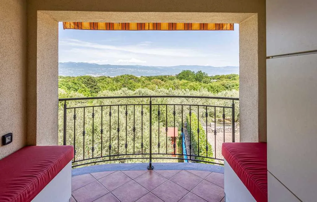 Villa with Heated Pool & Jacuzzi in Sveti Vid Dobrinjski