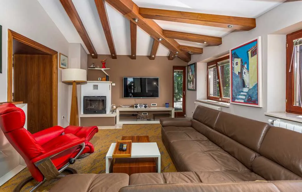 Villa with Heated Pool & Jacuzzi in Sveti Vid Dobrinjski