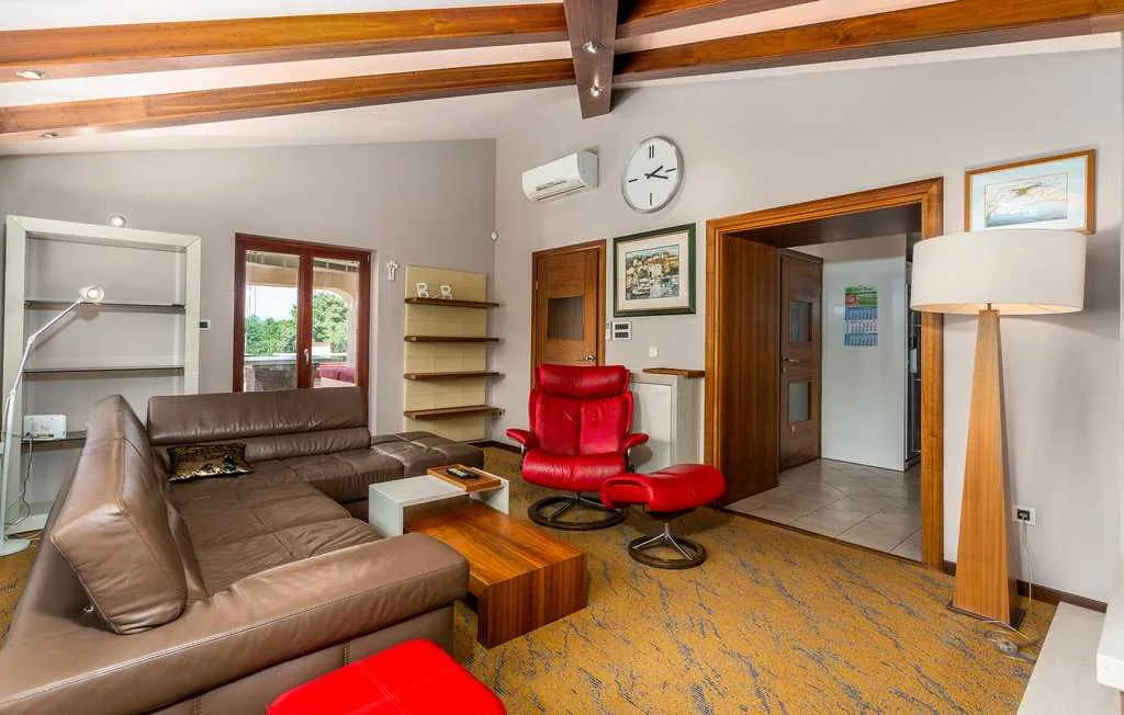 Villa with Heated Pool & Jacuzzi in Sveti Vid Dobrinjski