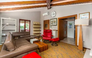 Villa with Heated Pool & Jacuzzi in Sveti Vid Dobrinjski