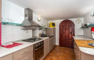 Villa with Heated Pool & Jacuzzi in Sveti Vid Dobrinjski