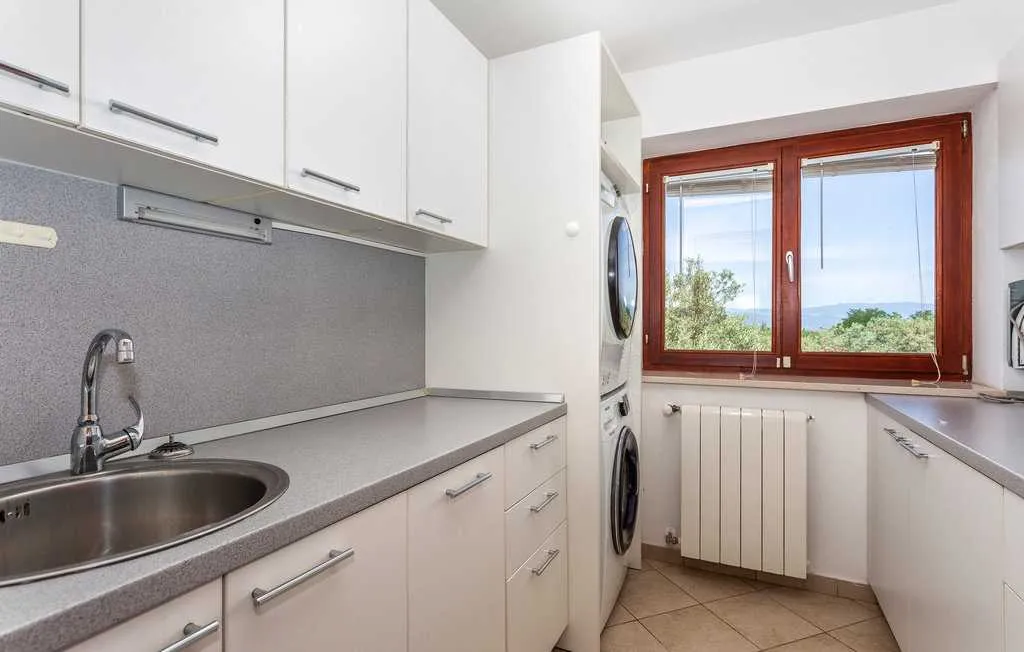 Villa with Heated Pool & Jacuzzi in Sveti Vid Dobrinjski