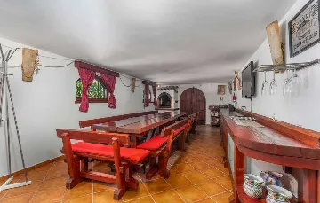 Villa with Heated Pool & Jacuzzi in Sveti Vid Dobrinjski