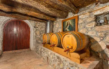 Villa with Heated Pool & Jacuzzi in Sveti Vid Dobrinjski