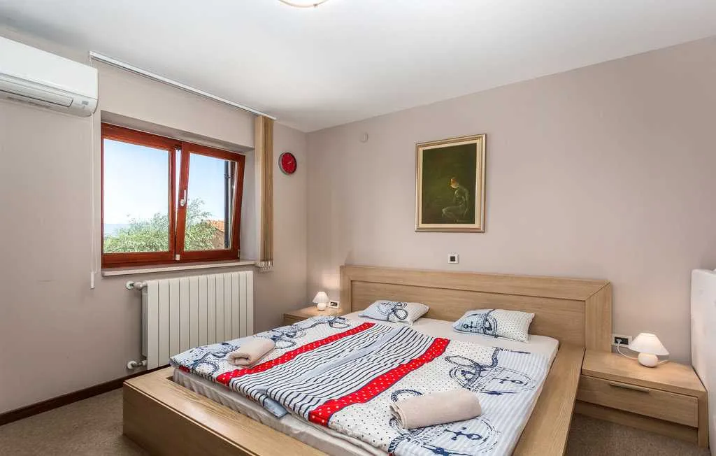Villa with Heated Pool & Jacuzzi in Sveti Vid Dobrinjski