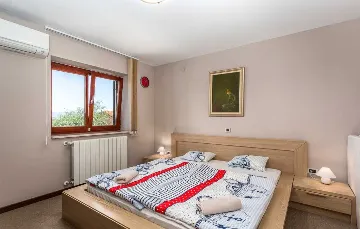 Villa with Heated Pool & Jacuzzi in Sveti Vid Dobrinjski