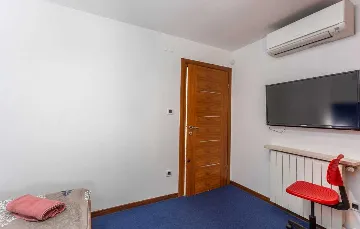 Villa with Heated Pool & Jacuzzi in Sveti Vid Dobrinjski