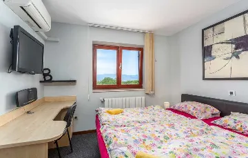 Villa with Heated Pool & Jacuzzi in Sveti Vid Dobrinjski