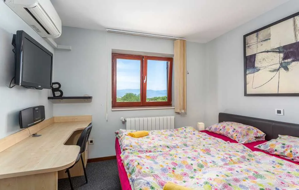 Villa with Heated Pool & Jacuzzi in Sveti Vid Dobrinjski
