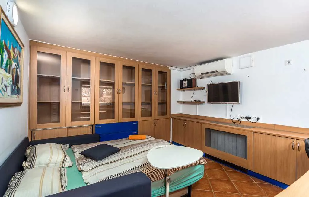 Villa with Heated Pool & Jacuzzi in Sveti Vid Dobrinjski