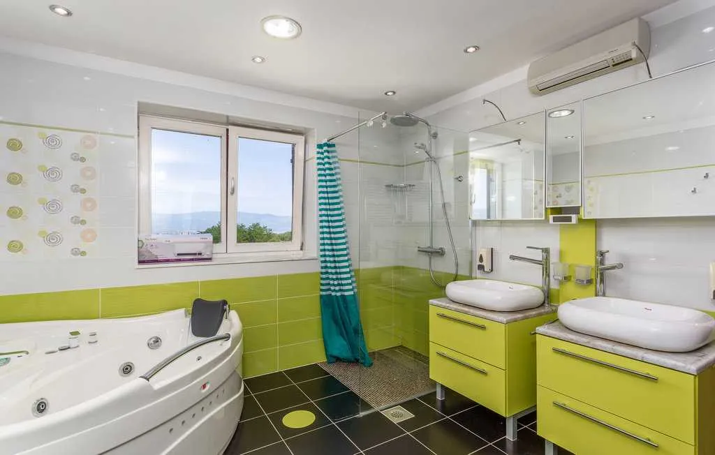 Villa with Heated Pool & Jacuzzi in Sveti Vid Dobrinjski