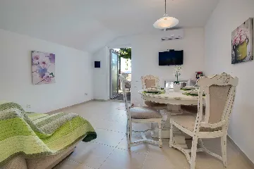 6-Bedroom Villa in Linardići (Krk) for 16 Guests