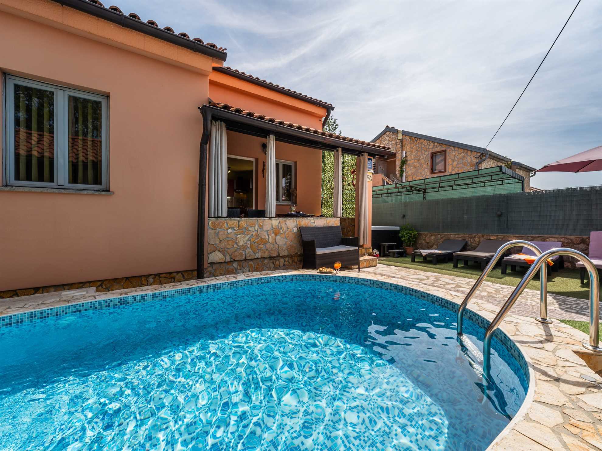 Holiday House Ana – Relaxing House with Heated Pool and Jacuzzi