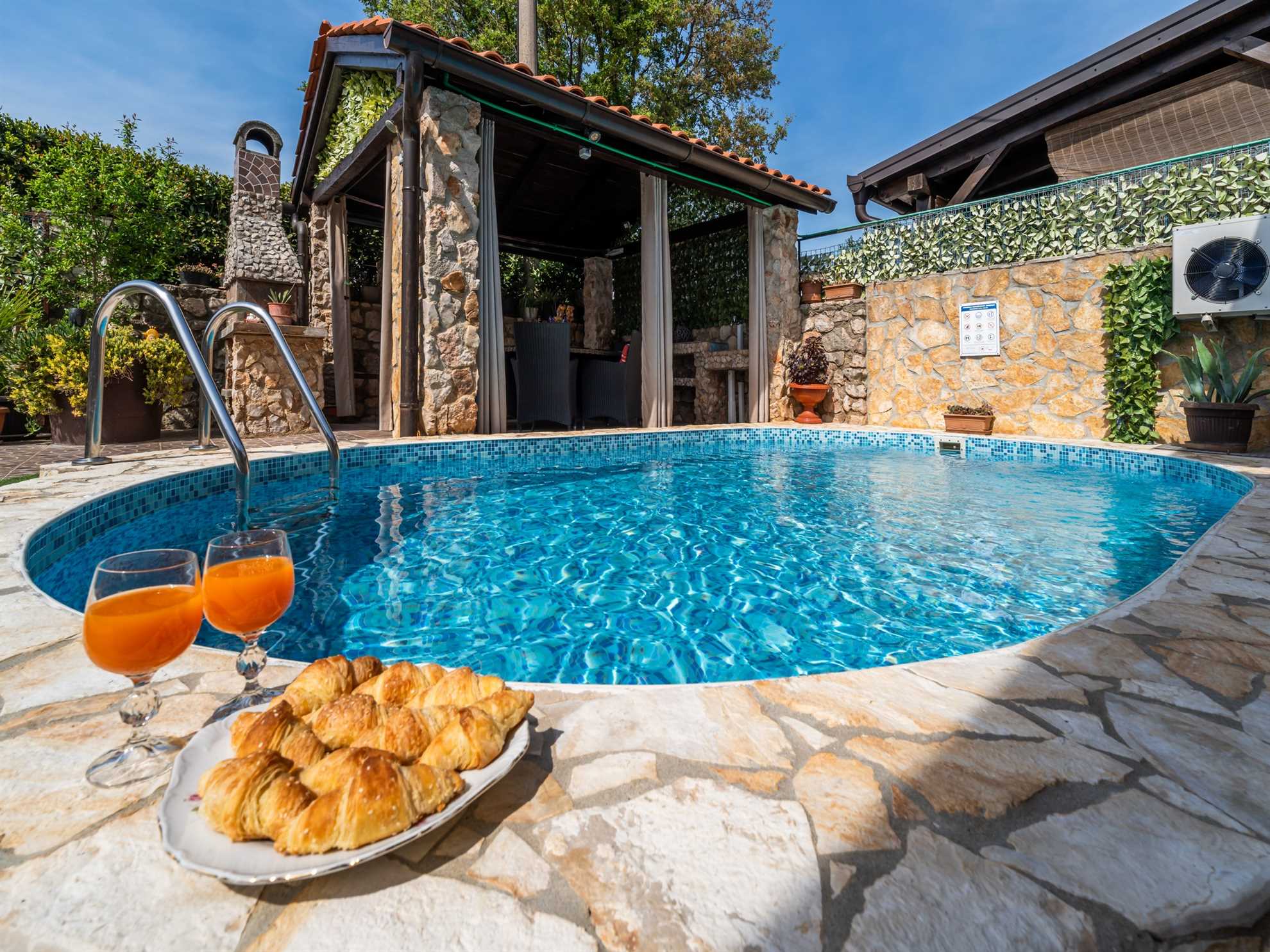 Holiday House Ana – Relaxing House with Heated Pool and Jacuzzi