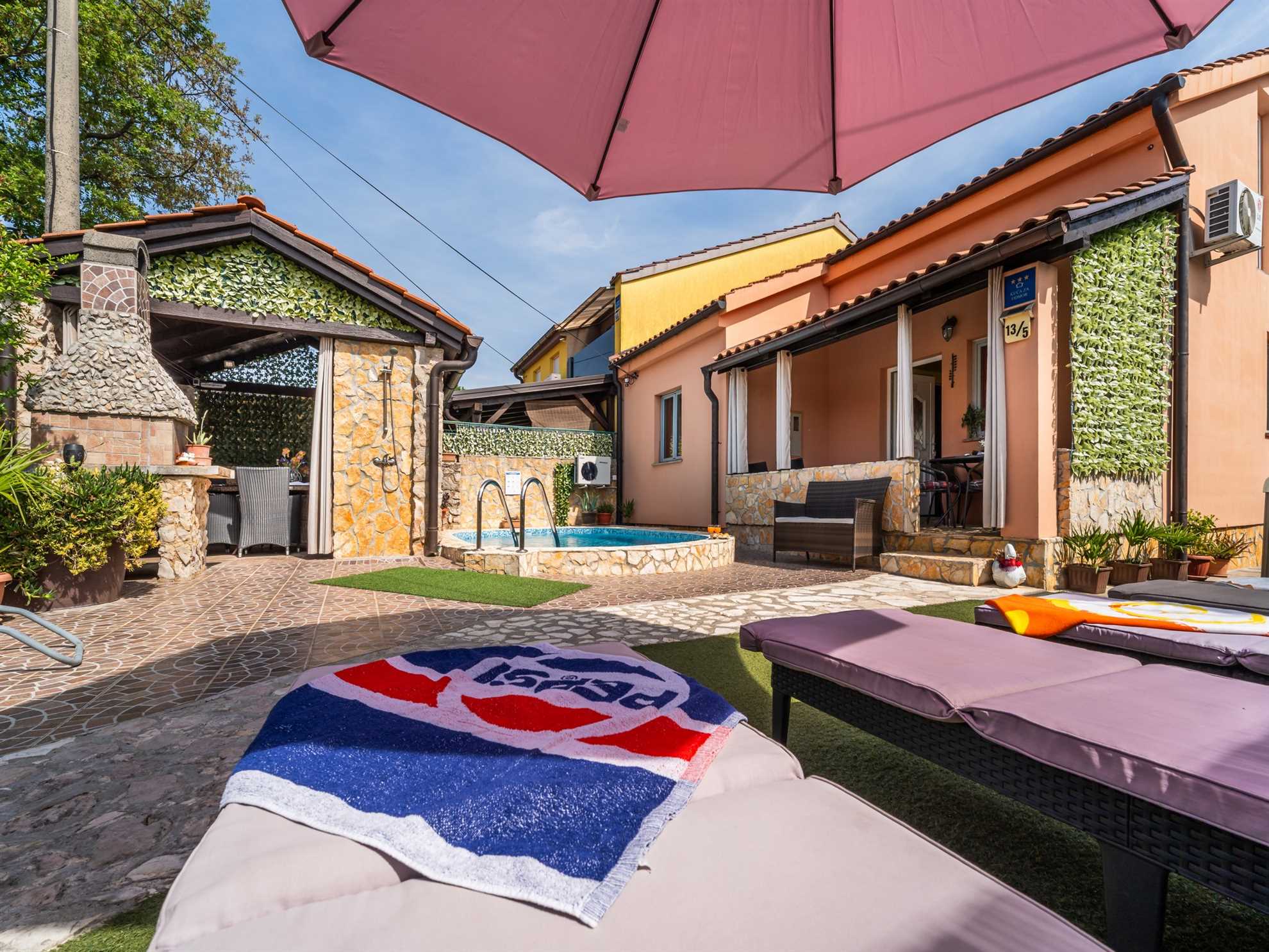 Holiday House Ana – Relaxing House with Heated Pool and Jacuzzi