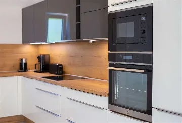 Barrier-Free 3-Bedroom Villa with Heated Pool, Rasopasno