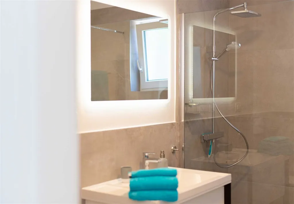 Barrier-Free 3-Bedroom Villa with Heated Pool, Rasopasno