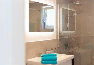 Barrier-Free 3-Bedroom Villa with Heated Pool, Rasopasno