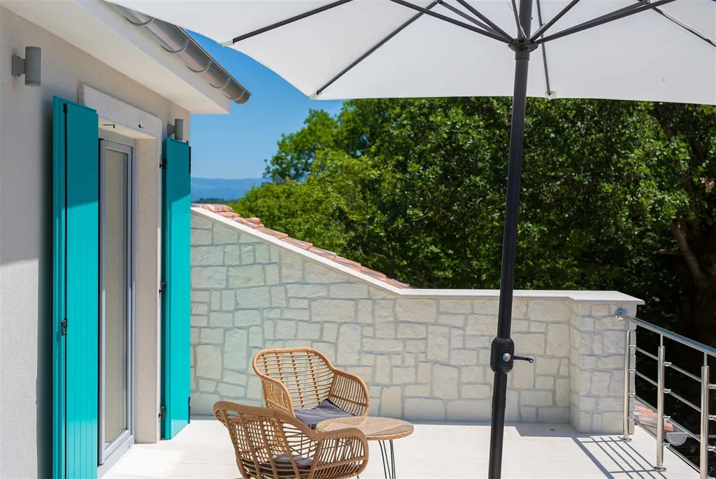 Barrier-Free 3-Bedroom Villa with Heated Pool, Rasopasno