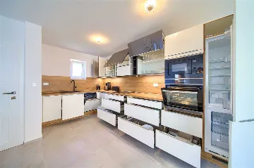 Barrier-Free 3-Bedroom Villa with Heated Pool, Rasopasno