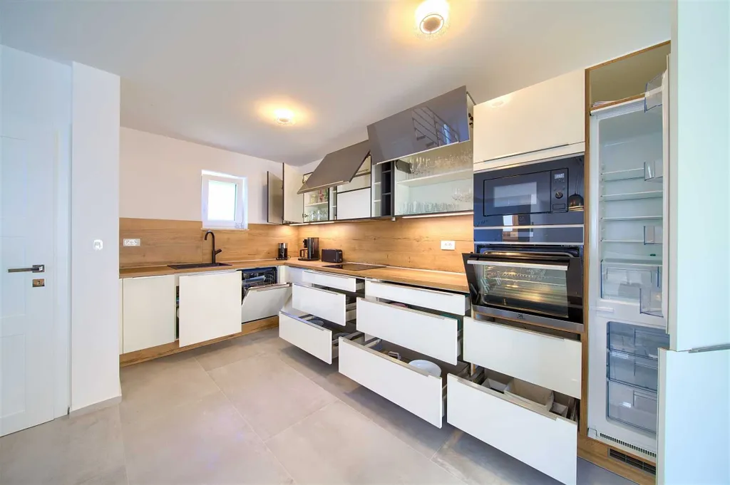 Barrier-Free 3-Bedroom Villa with Heated Pool, Rasopasno