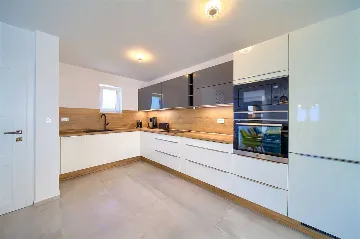 Barrier-Free 3-Bedroom Villa with Heated Pool, Rasopasno