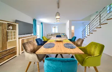 Barrier-Free 3-Bedroom Villa with Heated Pool, Rasopasno