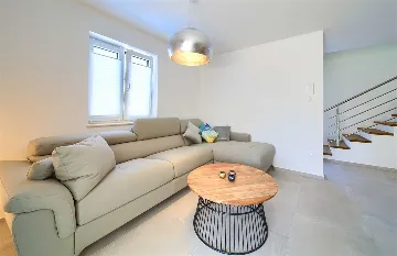 Barrier-Free 3-Bedroom Villa with Heated Pool, Rasopasno