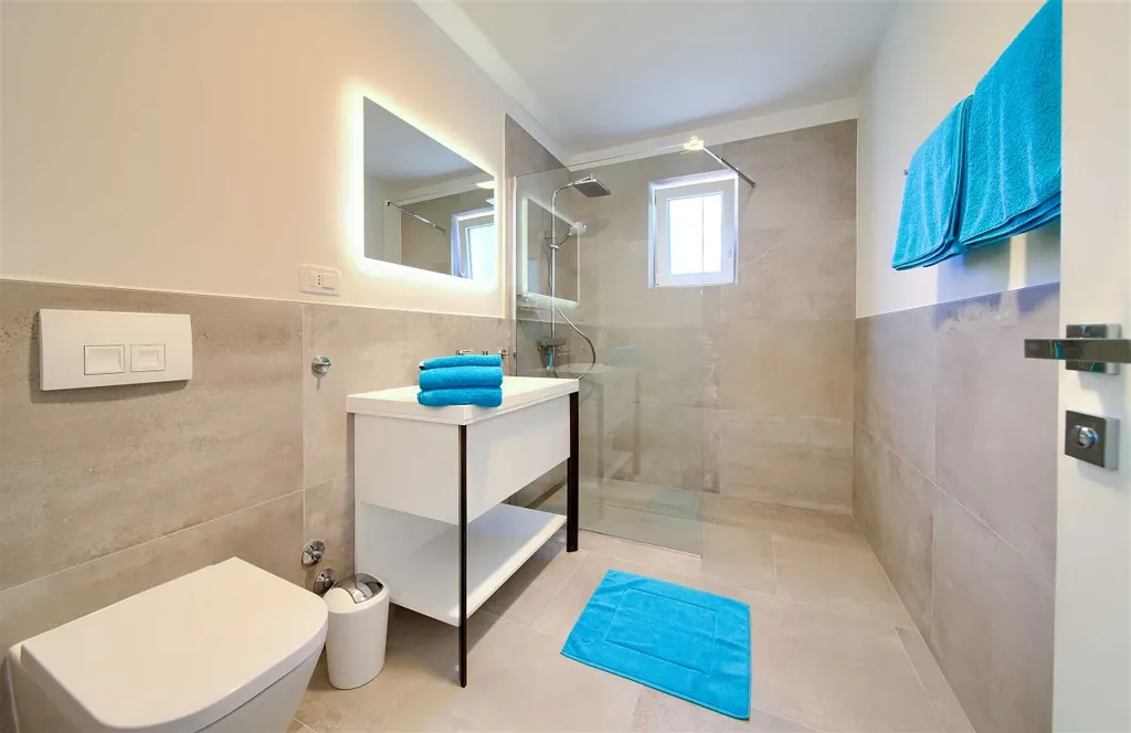 Barrier-Free 3-Bedroom Villa with Heated Pool, Rasopasno