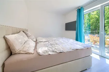 Barrier-Free 3-Bedroom Villa with Heated Pool, Rasopasno