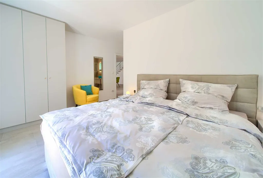 Barrier-Free 3-Bedroom Villa with Heated Pool, Rasopasno