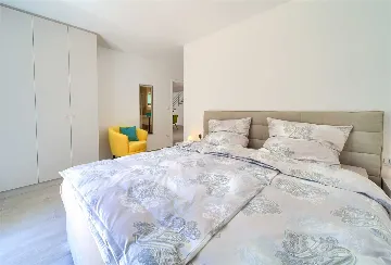 Barrier-Free 3-Bedroom Villa with Heated Pool, Rasopasno