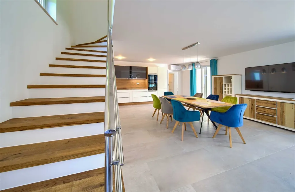 Barrier-Free 3-Bedroom Villa with Heated Pool, Rasopasno