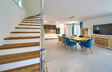 Barrier-Free 3-Bedroom Villa with Heated Pool, Rasopasno