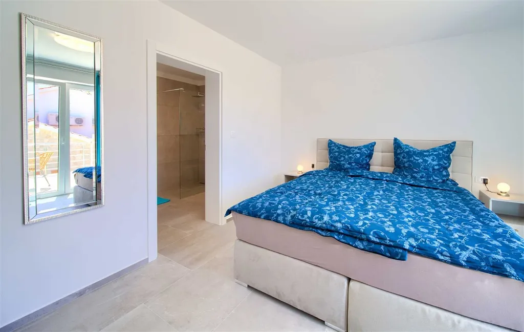 Barrier-Free 3-Bedroom Villa with Heated Pool, Rasopasno