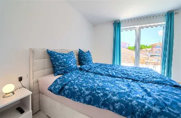 Barrier-Free 3-Bedroom Villa with Heated Pool, Rasopasno