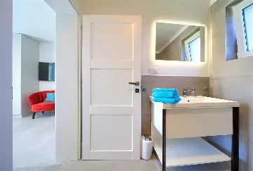 Barrier-Free 3-Bedroom Villa with Heated Pool, Rasopasno