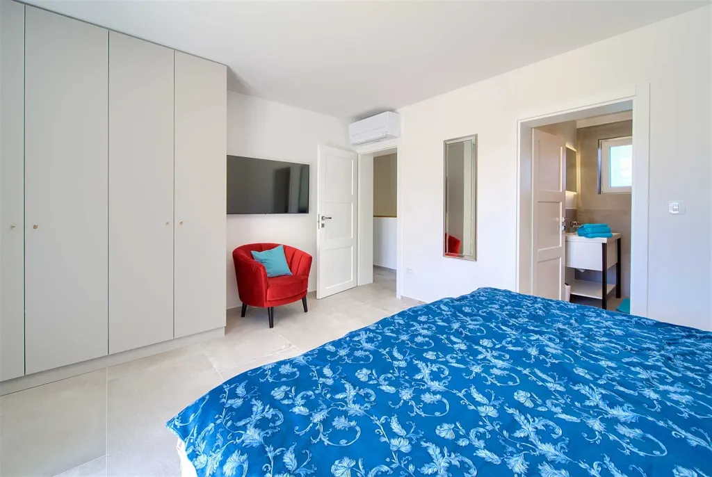 Barrier-Free 3-Bedroom Villa with Heated Pool, Rasopasno