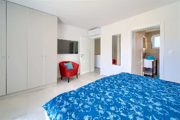 Barrier-Free 3-Bedroom Villa with Heated Pool, Rasopasno