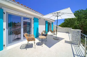 Barrier-Free 3-Bedroom Villa with Heated Pool, Rasopasno