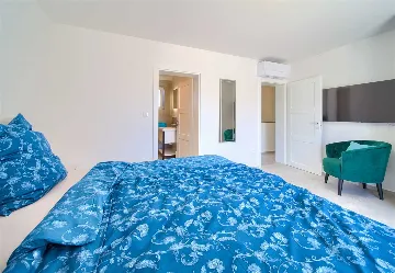 Barrier-Free 3-Bedroom Villa with Heated Pool, Rasopasno